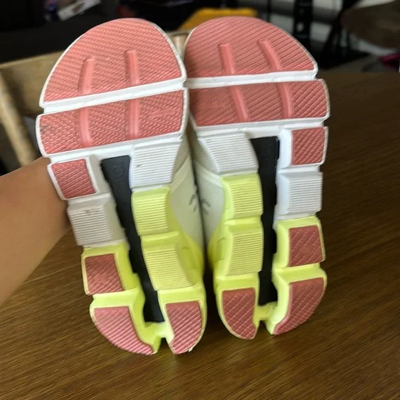 On and cloud - Picture 7 of 7